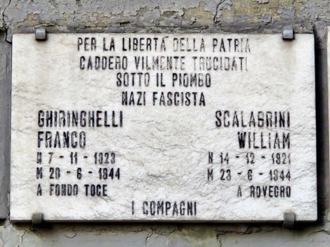 Lapide memoriale dedicata a Franco Ghiringhelli e William Scalabrini, caduti per la libertà della patria.