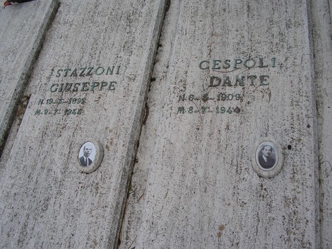 Sepolcro dedicato ai caduti di San Gimignano, con nomi incisi e fotografie commemorative.