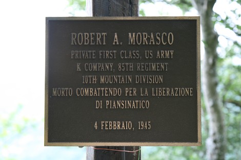 Cippo commemorativo dedicato a Robert A. Morasco, medaglia d'onore per il sacrificio durante la Seconda Guerra Mondiale.
