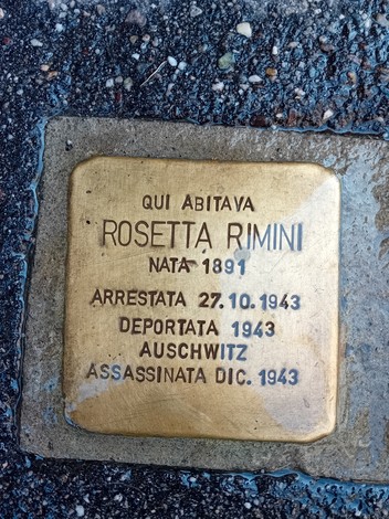 Pietra d'inciampo in ottone incastonata nel selciato, con iscrizione dedicata a Rosetta Rimini.