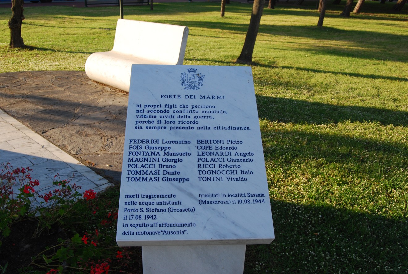 Cippo commemorativo dedicato ai caduti, situato a Forte dei Marmi, in memoria delle vittime della guerra.