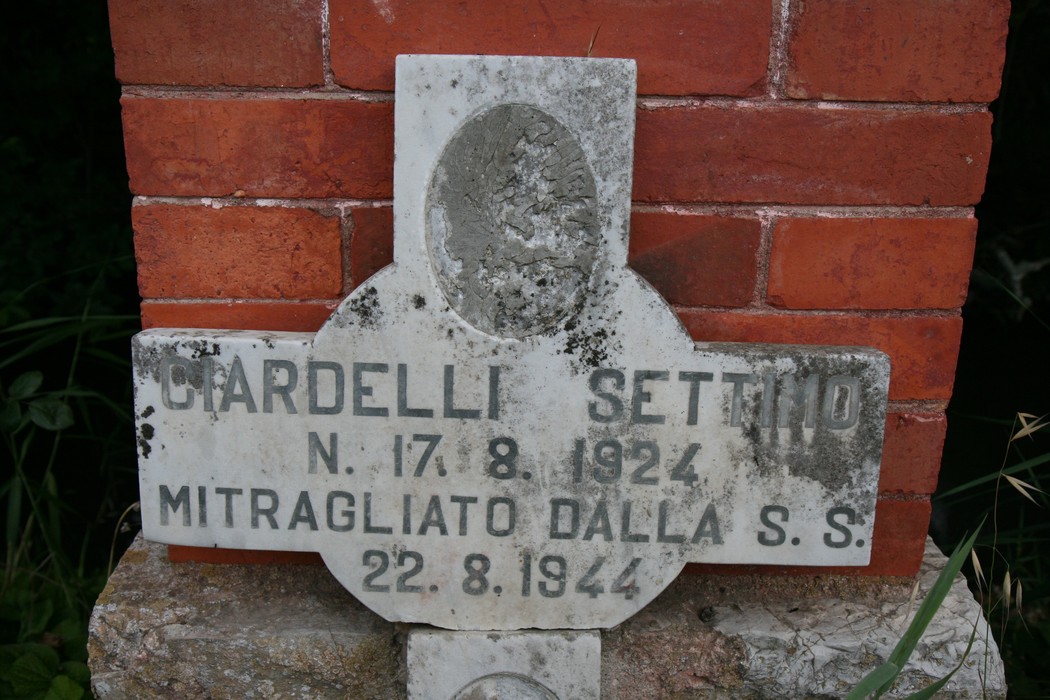 Tabernacolo di Marina di Vecchiano, monumento commemorativo con iscrizioni in memoria di Settimio Ciardelli.