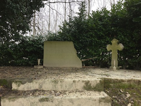 Monumento commemorativo nel Bosco della Gorinera, circondato da alberi e vegetazione.