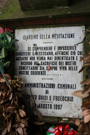 Un tranquillo giardino dedicato alla meditazione, circondato da natura e riflessione.