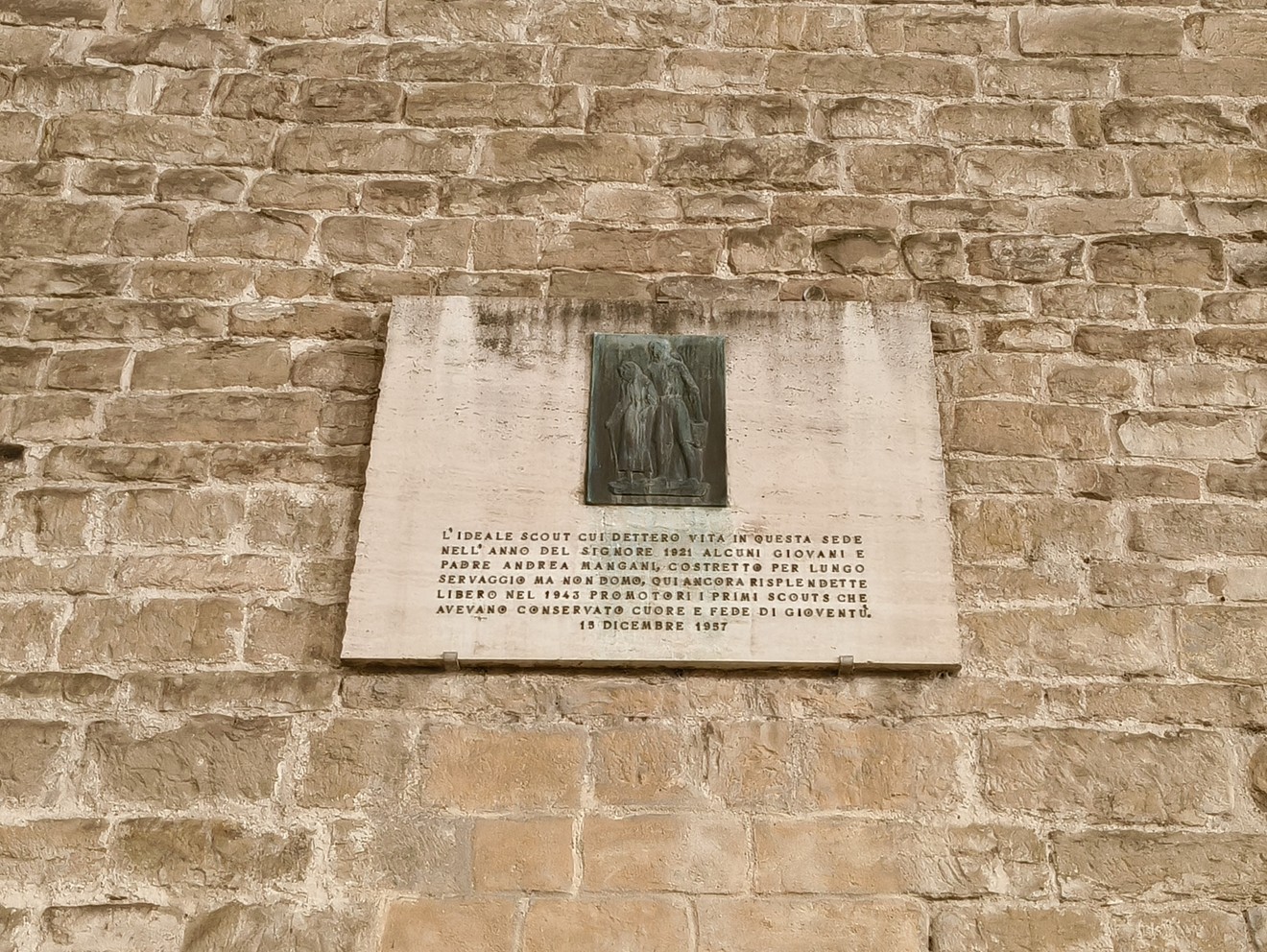 Lapide che commemora la proibizione dello scoutismo in Italia, datata 1937.