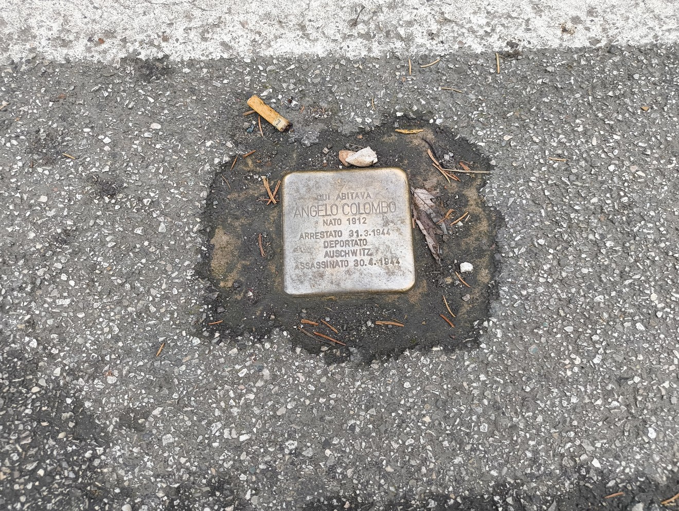 Pietra d'inciampo dedicata a Angelo Colombo, commemorazione di una vita arrestata durante la persecuzione nazista.