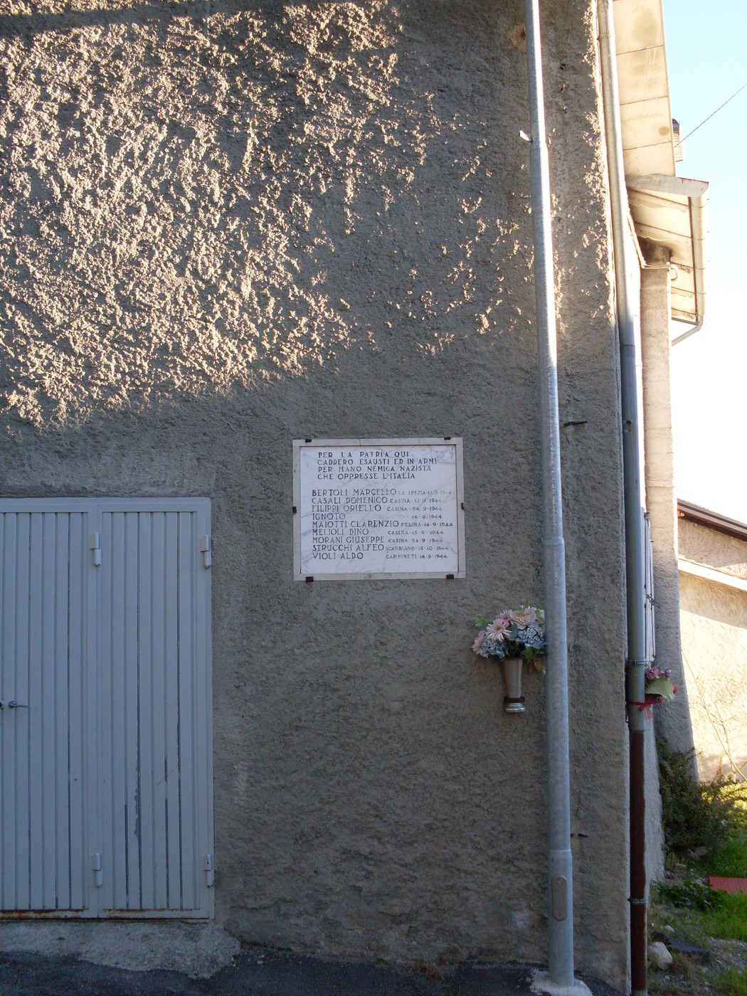 Lapide commemorativa dedicata ai caduti di Pantano, situata su un edificio.