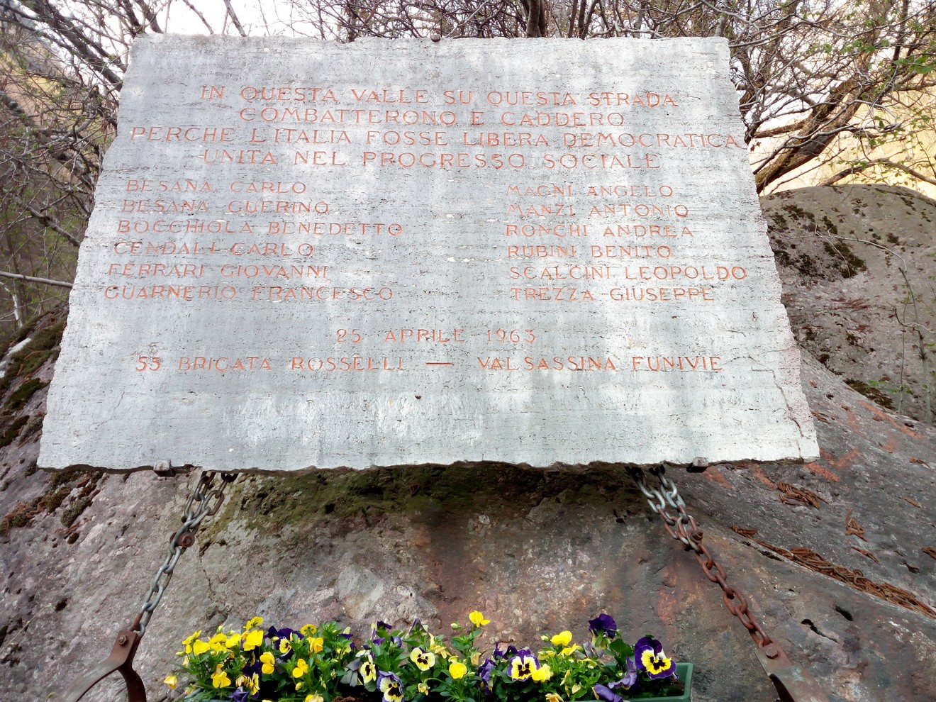 Lapide commemorativa dedicata ai caduti della 55° brigata "Rosselli" nella lotta per la libertà democratica.