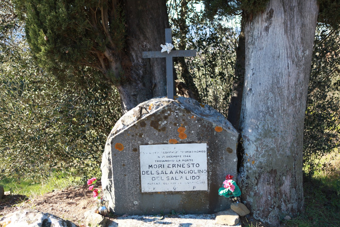 Cippo commemorativo dedicato a Mori e ai Del Sala, situato in un contesto naturale.