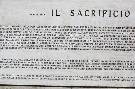 Monumento ai Caduti con incisioni dei nomi dei soldati in onore del sacrificio durante le guerre.