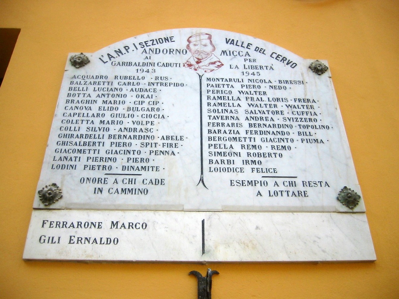Lapide commemorativa ai caduti garibaldini di Andorno, ricordo dei valorosi combattenti del 1943.