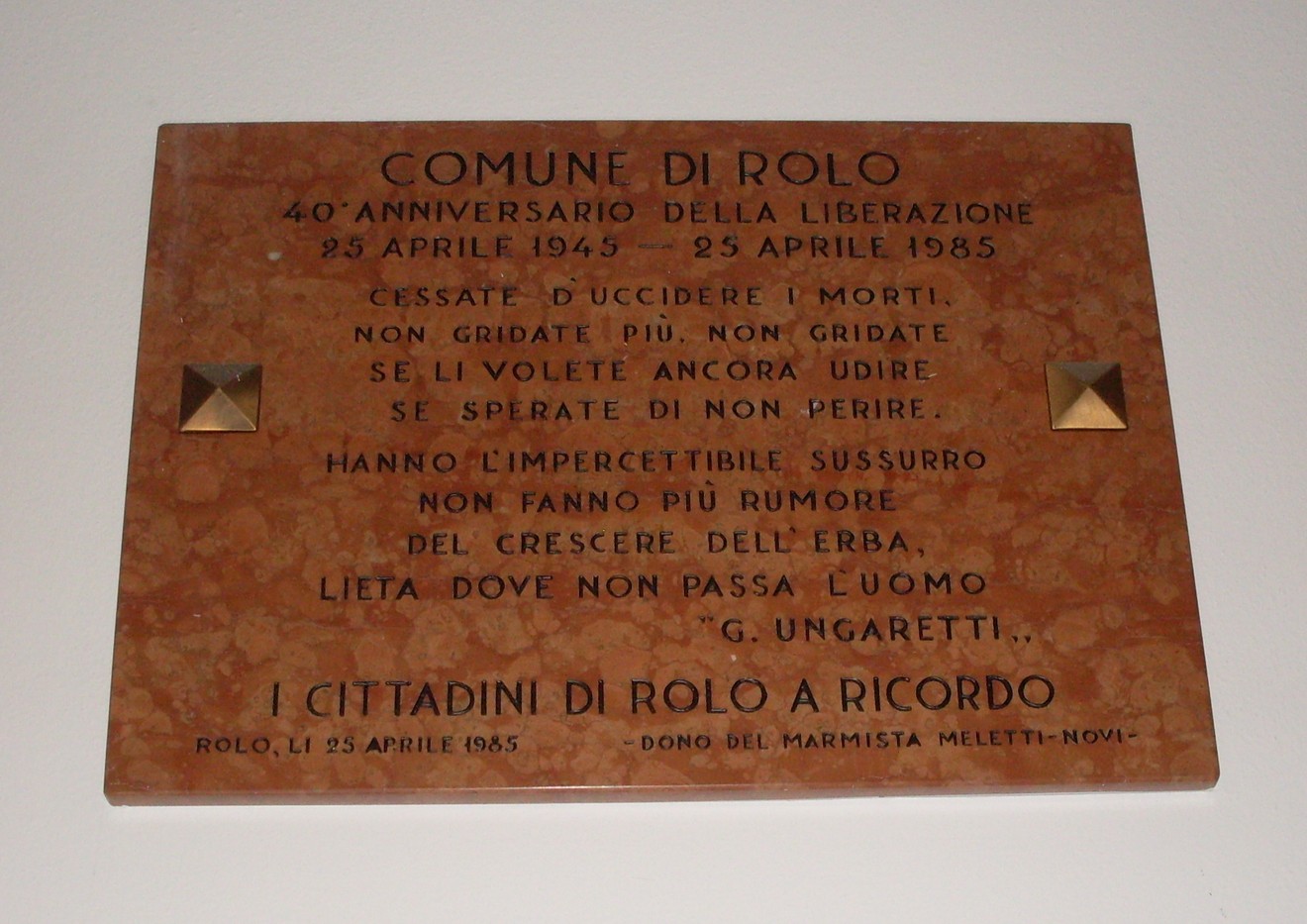 Lapide commemorativa del 40° anniversario della Liberazione, situata nel Comune di Rolo.