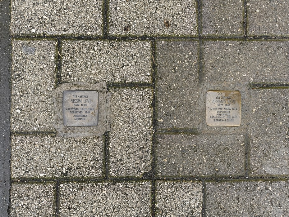 Pietre d'inciampo dedicate alla famiglia Levi, commemorazione delle vittime della Shoah.