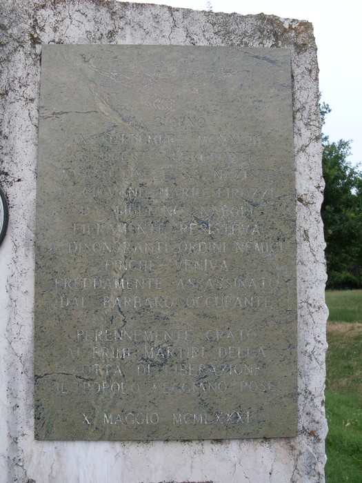 Monumento a Pirozzi, dedicato ai caduti e ai martiri della resistenza, situato in un'area verde.