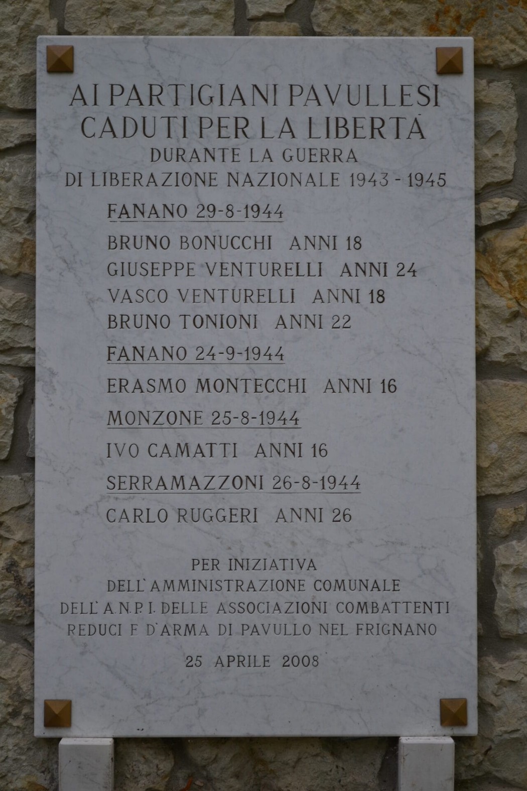 Lapide commemorativa in onore dei partigiani pavullesi caduti durante la Seconda Guerra Mondiale.