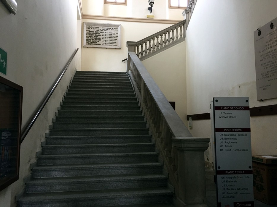 Lapide commemorativa dedicata ai resistenti, situata nel municipio di Mortara, vicino alla scala principale.