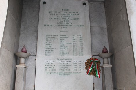 Sacrario dei caduti per la Libertà di Cornigliano, con nomi incisi e decorazioni commemorative.