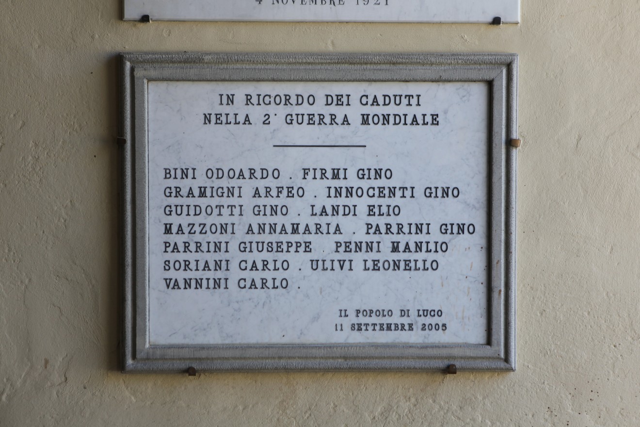 Lapide commemorativa ai caduti della Seconda Guerra Mondiale a Luco, con nomi dei soldati onorati.