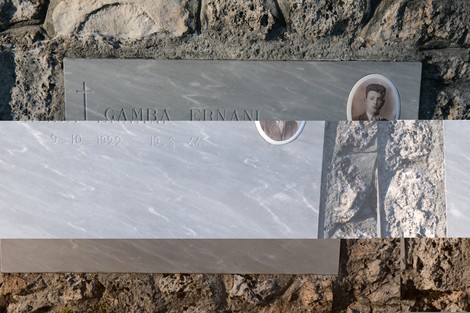 Dettagli del monumento commemorativo nell'Ossario di Sant'Anna di Stazzema, con lastre di marmo e fotografie.
