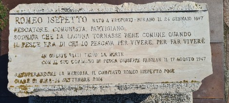 Monumento a Isepetto, dedicato al pescatore e partigiano, con iscrizioni commemorative sulla sua vita e opere.