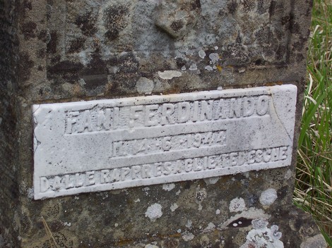 Cippo commemorativo a Fani, dedicato a Ferdinando, con iscrizioni storiche sul monumento.