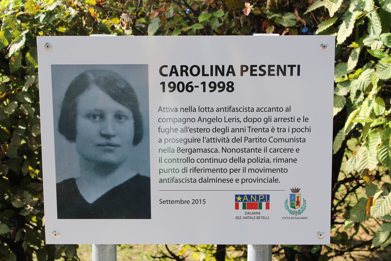 Targa commemorativa dedicata a Carolina Pesenti, attivista antifascista e membro del Partito Comunista.