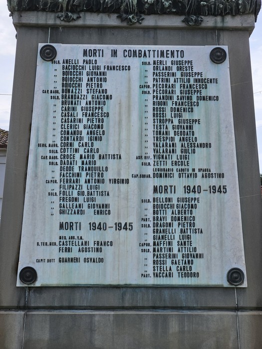 Monumento ai Caduti di Maleo, con targhe commemorative e nomi di coloro che hanno combattuto.