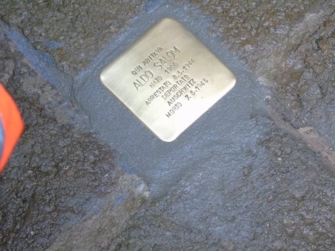 Pietra d'inciampo dedicata ad Aldo Salom, commemorando la sua vita e il destino tragico.