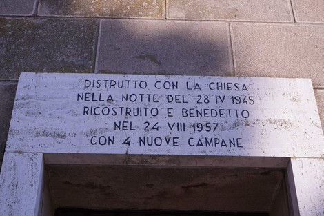 Lapide commemorativa per il campanile distrutto nel 1945 e ricostruito nel 1957.