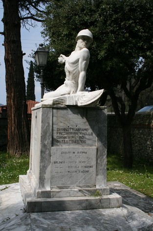 Monumento ai caduti di Nocchi, in memoria dei soldati e dei sacrifici nella guerra.