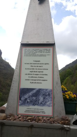 Monumento commemorativo per la 55° brigata "Rosselli", simbolo di coraggio e sacrificio nella storia.