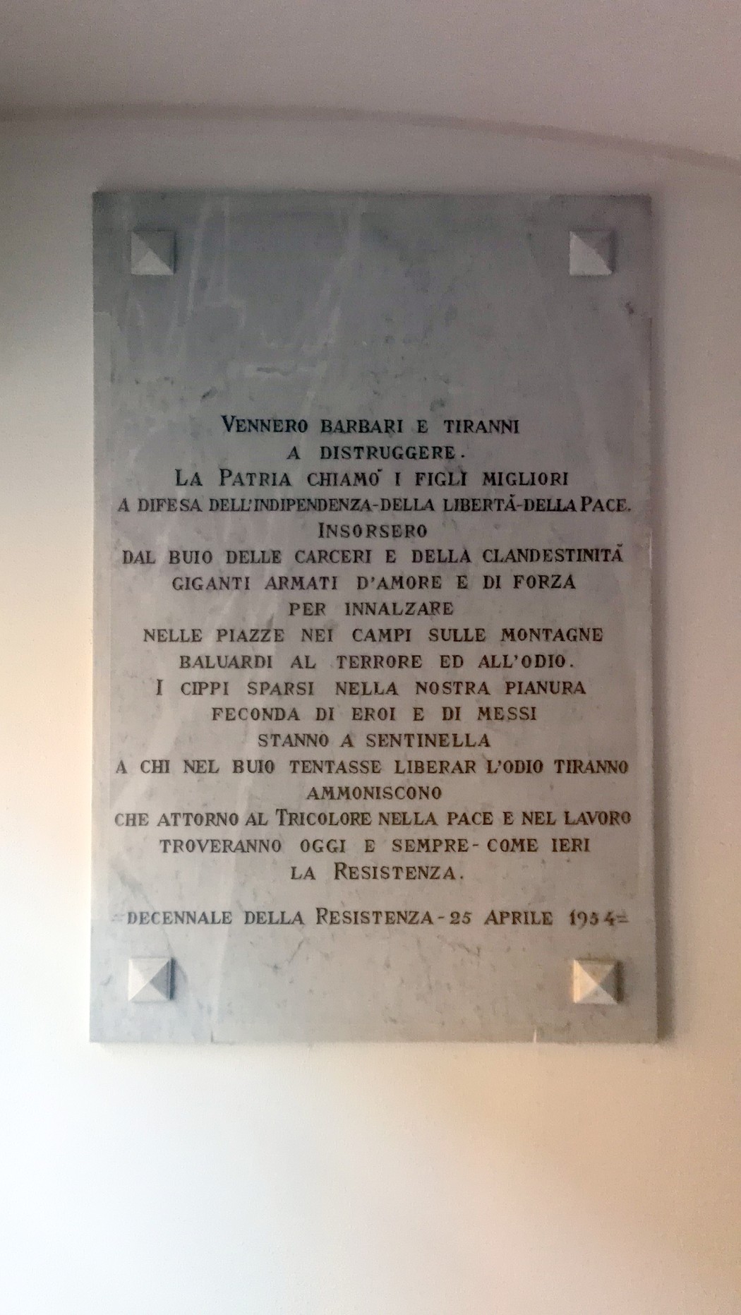 Lapide commemorativa del decennale della Resistenza, dedicata ai caduti per la libertà.