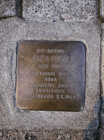 Pietra d'inciampo dedicata a Enea Pozzi, con dettagli sulla sua vita e destino tragico.