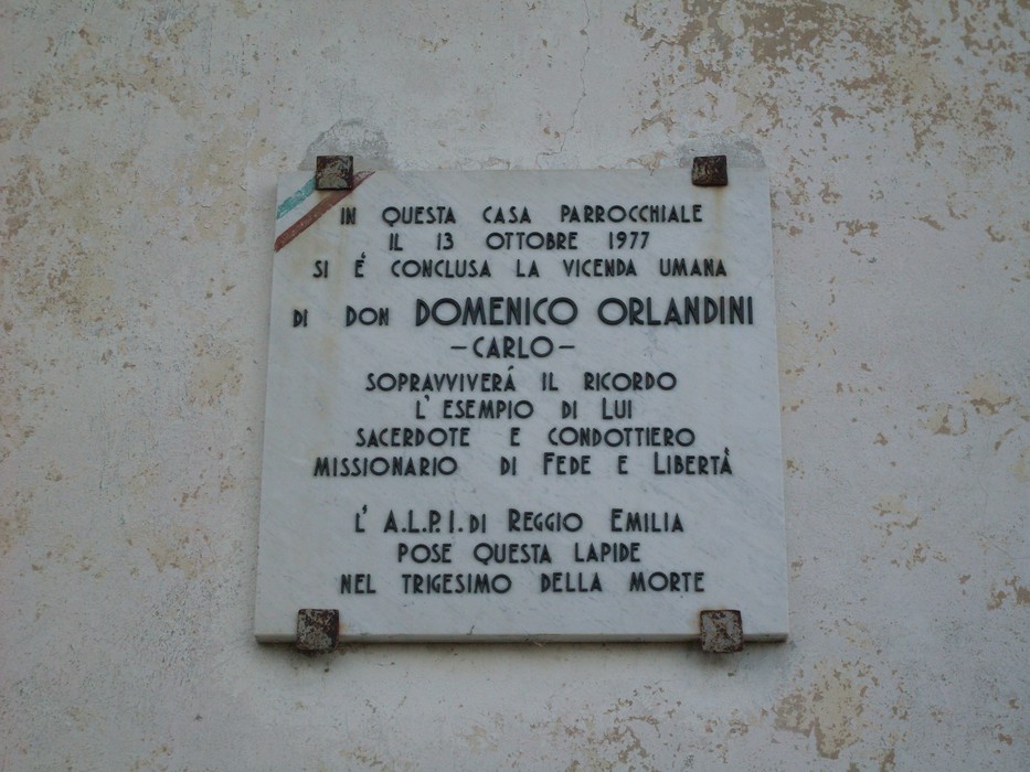 Lapide commemorativa dedicata a Domenico Orlandini, sacerdote e missionario, posta nella parrocchia.