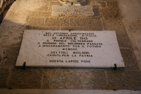 Lapide commemorativa del secondo anniversario della Liberazione d'Italia, posta a ricordo dei caduti per la patria.