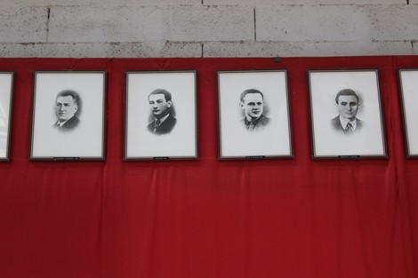 Monumento commemorativo con ritratti in bianco e nero di caduti dell'Ansaldo Elettrotecnico.