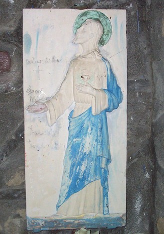 Statua di Gesù nella Cappella ai fratelli Bimbi, caratterizzata da colori tenui e dettagli semplici.