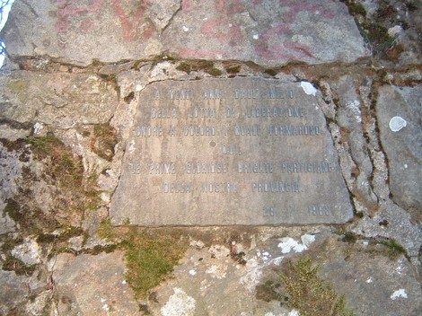 Monumento di Monte Giovi, commemorativo con iscrizioni su una roccia, immerso nella natura toscana.