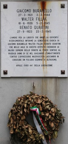 Lapide commemorativa dedicata a Giacomo Buranello, Walter Fillak e Renato Quartini con corona di alloro.