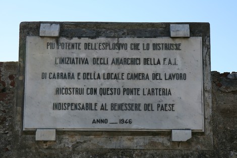 Lapide commemorativa per la ricostruzione del ponte, simbolo di resilienza e rinascita. Anno 1946.