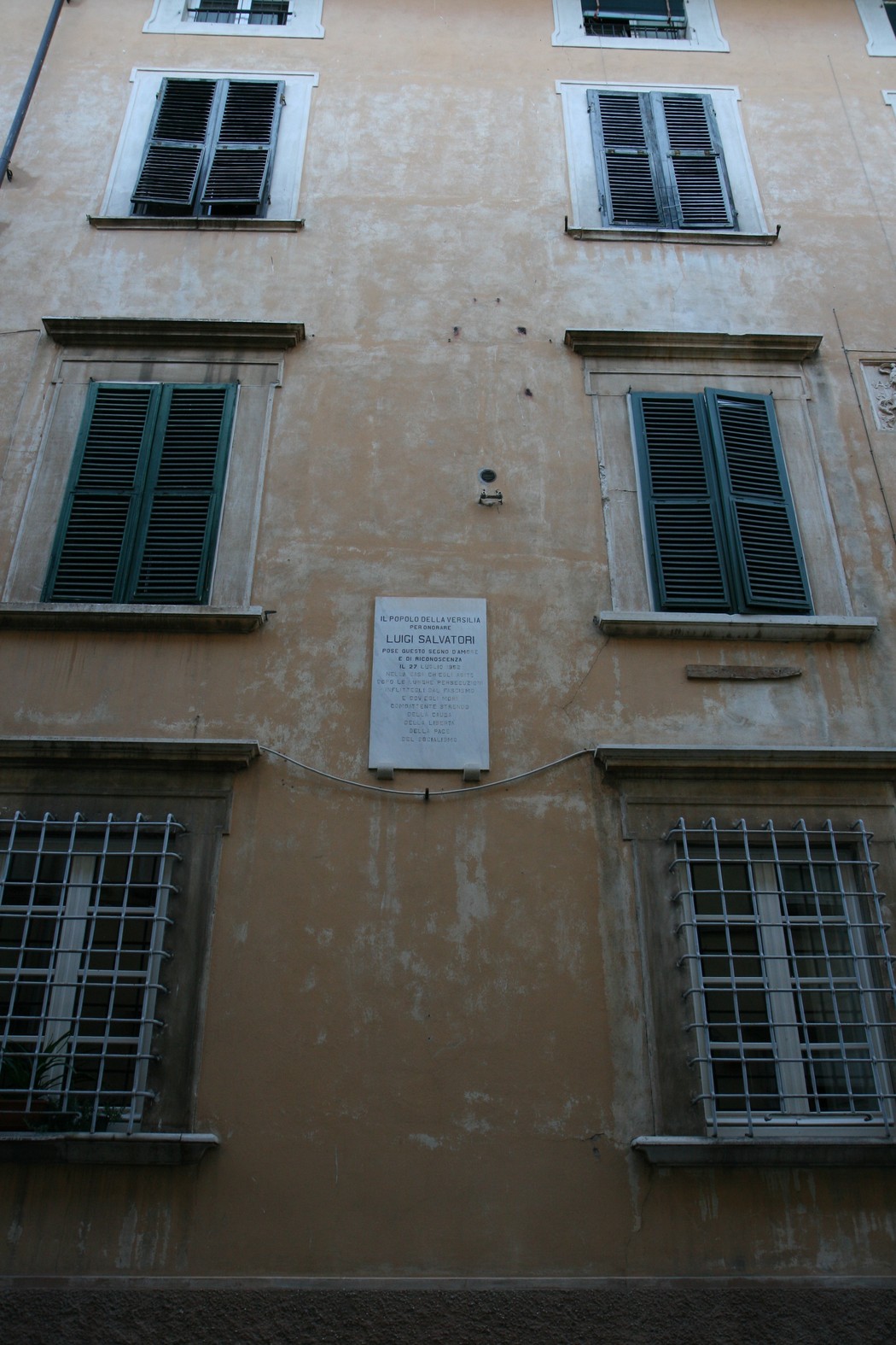 Lapide dedicata a Luis Salvatori, affissa su un edificio storico ben visibile.