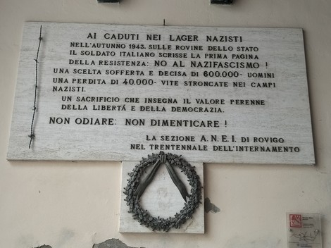 Lapide commemorativa dedicata ai caduti nei lager nazisti, a ricordo della lotta per la libertà e la democrazia.