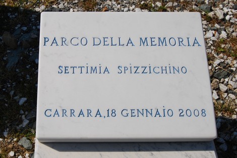 Monumento al "Parco della Memoria Settimia Spizzichino", dedicato alla commemorazione e alla riflessione.