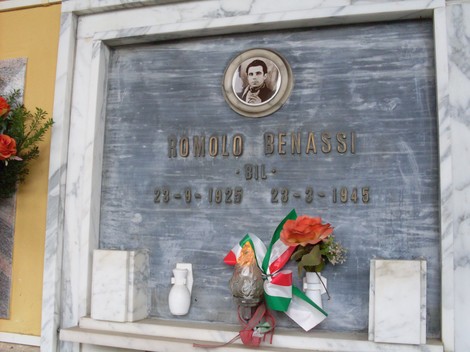 Monumento ai caduti per la libertà a Rubiera, dedicato a Romolo Benassi, con omaggi floreali.