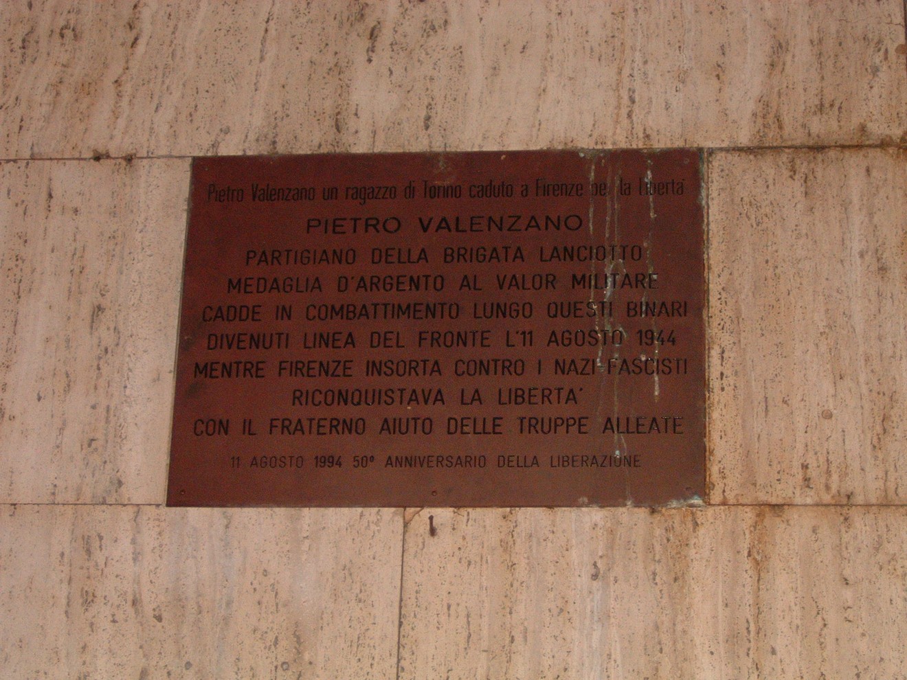 Lapide commemorativa dedicata a Pietro Valenzano, partigiano caduto nella lotta contro il nazifascismo.