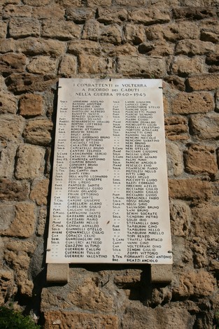 Lapide commemorativa dedicata ai caduti di Volterra nella Seconda Guerra Mondiale.