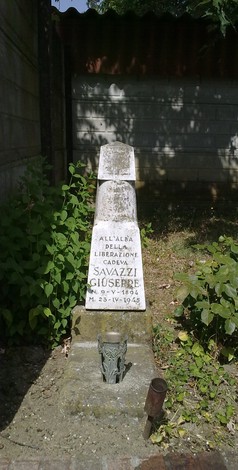 Cippo commemorativo a Savazzi in onore della liberazione, dedicato a Giuseppe Savazzi, 1945.