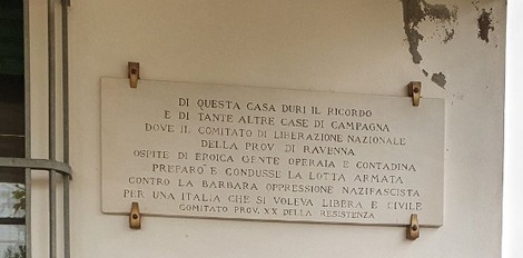 Lapide commemorativa della Casa Savioli, dedicata alla Resistenza e alla liberazione dalla Nazifascismo.