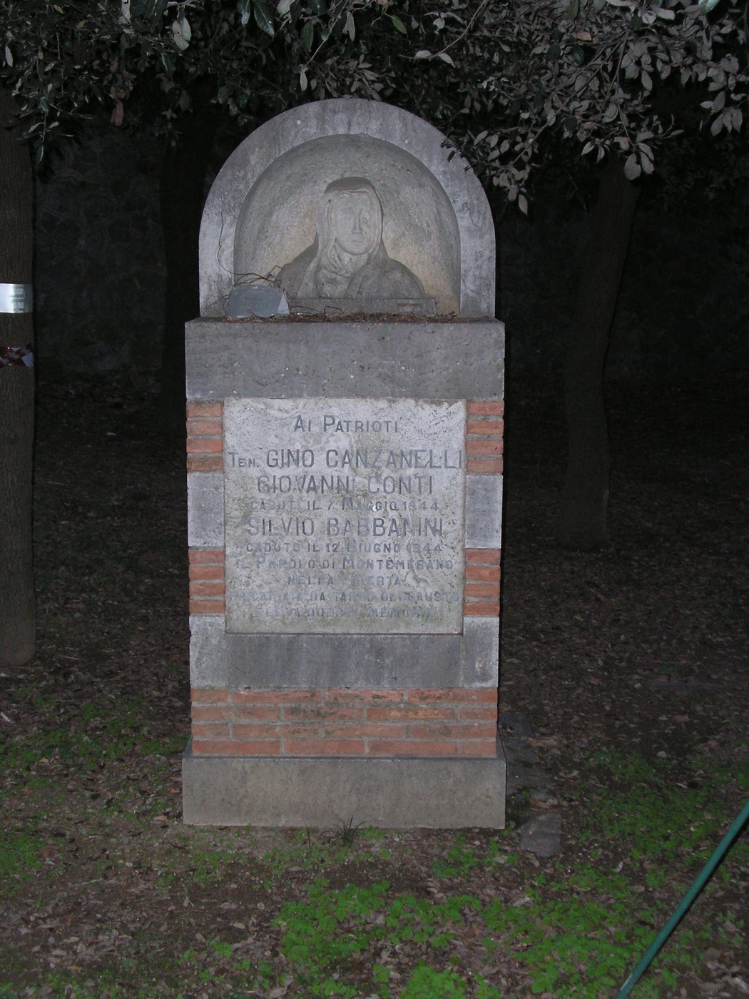 Lapide commemorativa dedicata ai caduti, con iscrizioni in onore dei patrioti.
