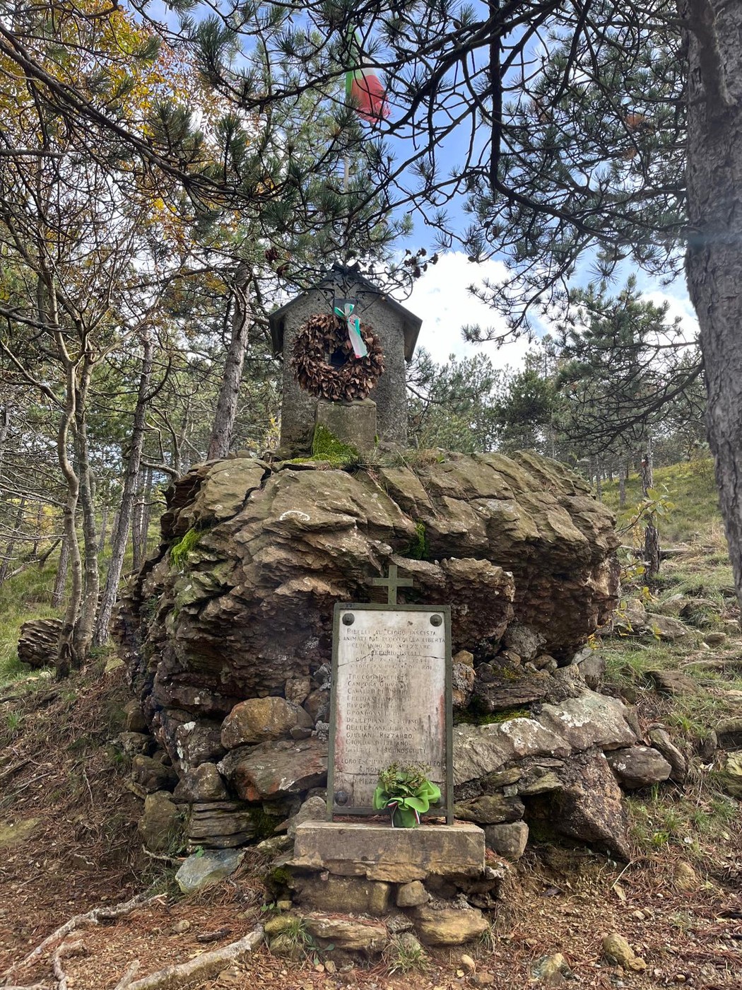 Sacrario ai Martiri di Passo Mezzano, monumento commemorativo immerso nella natura.
